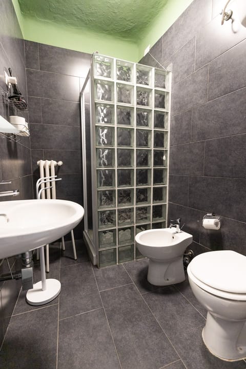 Double Room | Bathroom | Shower, eco-friendly toiletries, hair dryer, bidet