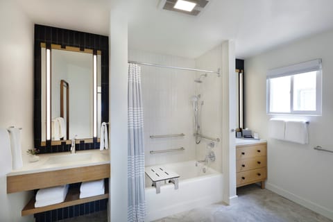 Deluxe Room, 1 King Bed, Accessible | Bathroom | Designer toiletries, hair dryer, bathrobes, slippers