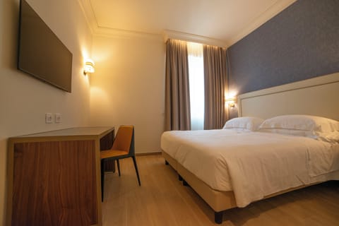 Business Double Room | Down comforters, minibar, in-room safe, desk