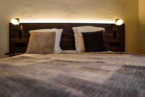 Standard Double or Twin Room | Minibar, in-room safe, desk, iron/ironing board