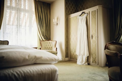 Junior Suite | In-room safe, individually decorated, individually furnished, desk