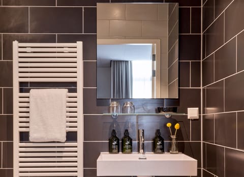 Deluxe Double Room | Bathroom | Free toiletries, hair dryer, towels