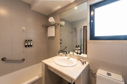 Suite | Bathroom | Free toiletries, hair dryer, bidet, towels