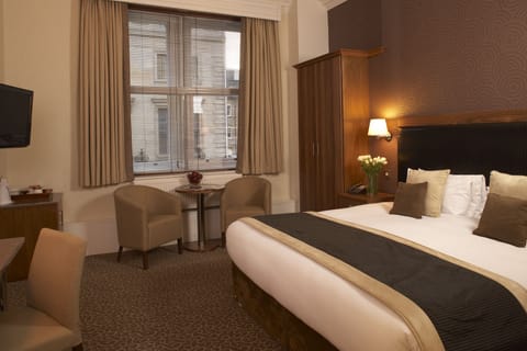 Hypo-allergenic bedding, desk, iron/ironing board, free WiFi