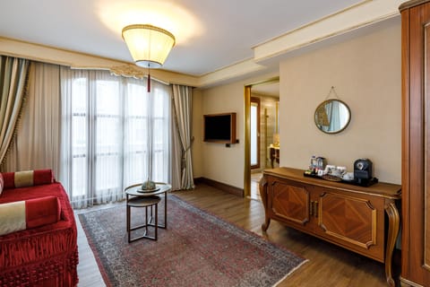 Royal Suite | Living area | 40-inch flat-screen TV with satellite channels, TV, Netflix