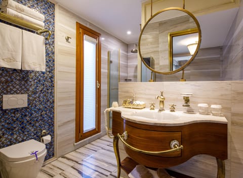 Royal Suite | Bathroom | Shower, hair dryer, bathrobes, slippers