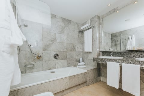 Combined shower/tub, free toiletries, hair dryer, bidet