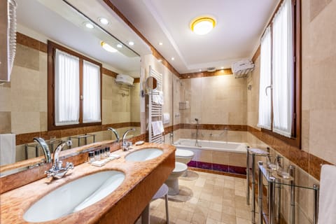 Deluxe Quadruple Room | Bathroom | Rainfall showerhead, free toiletries, hair dryer, slippers