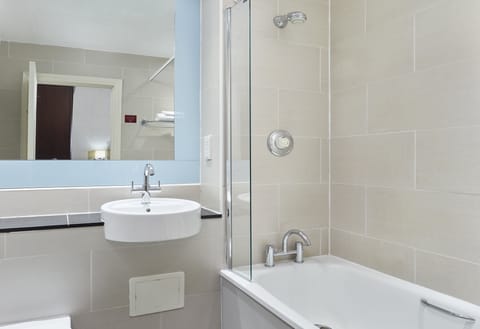 Combined shower/tub, free toiletries, hair dryer, towels