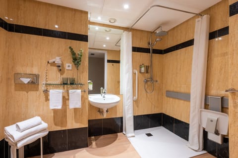 Accesible Room | Bathroom | Free toiletries, hair dryer, towels