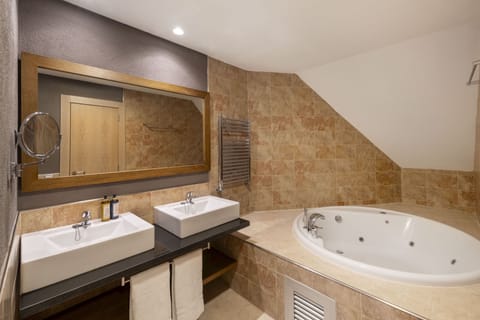 Combined shower/tub, jetted tub, eco-friendly toiletries, hair dryer