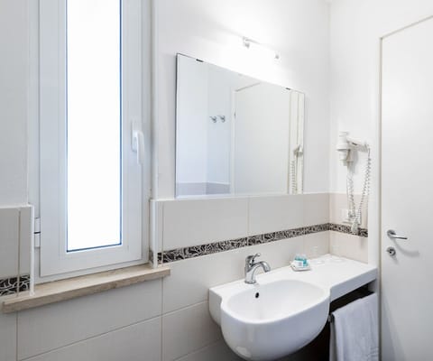 Superior Double or Twin Room | Bathroom | Shower, free toiletries, hair dryer, bidet