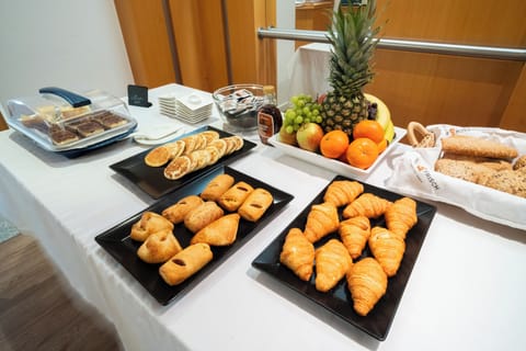 Buffet breakfast on weekdays (EUR 12.90 per person)