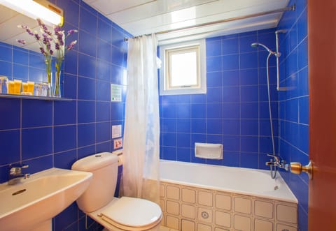 Standard Room | Bathroom | Combined shower/tub, free toiletries, hair dryer, towels