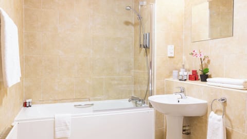 Combined shower/tub, free toiletries, hair dryer, towels