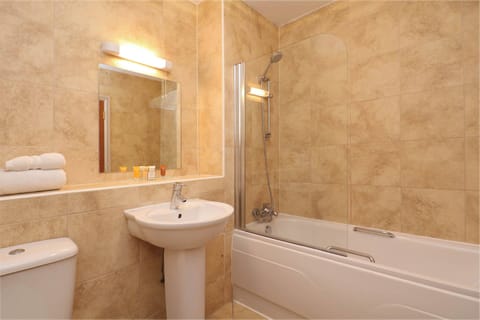 Combined shower/tub, free toiletries, hair dryer, towels