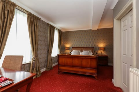 Suite 2 Adults | Desk, free WiFi, bed sheets, alarm clocks