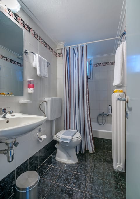 Deep soaking tub, free toiletries, hair dryer, bathrobes