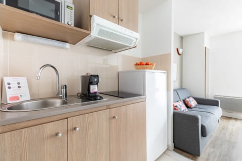 Standard Apartment | Private kitchenette | Fridge, microwave, dishwasher, electric kettle