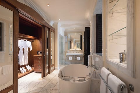 Blixen Suite | Bathroom | Separate tub and shower, deep soaking tub, free toiletries, hair dryer