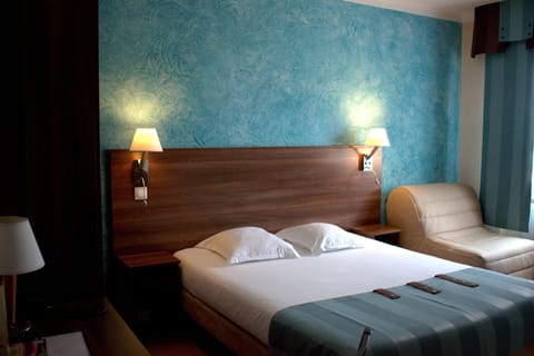 Superior Double Room, Jetted Tub | In-room safe, desk, blackout drapes, soundproofing