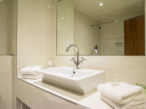 Combined shower/tub, free toiletries, hair dryer, towels