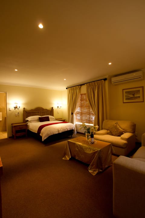 Luxury Room | Minibar, in-room safe, desk, free WiFi