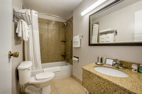 Combined shower/tub, deep soaking tub, eco-friendly toiletries