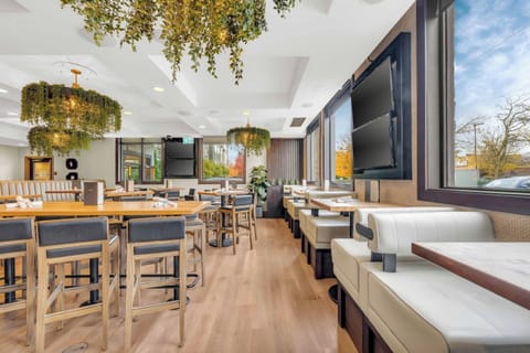 Breakfast, lunch and dinner served