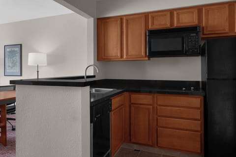 Full-size fridge, microwave, stovetop, dishwasher