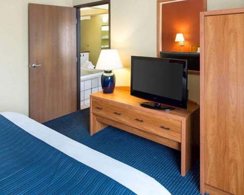 Suite, 1 King Bed, Non Smoking | In-room safe, desk, laptop workspace, iron/ironing board