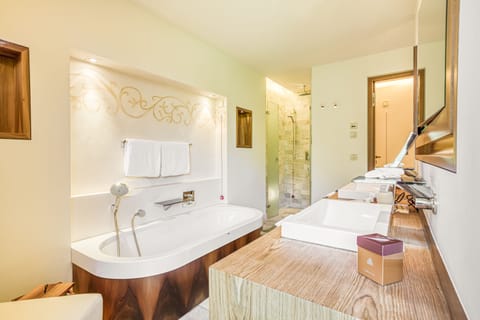 Superior Junior Suite Spa-Haus | Bathroom | Separate tub and shower, designer toiletries, hair dryer, bathrobes