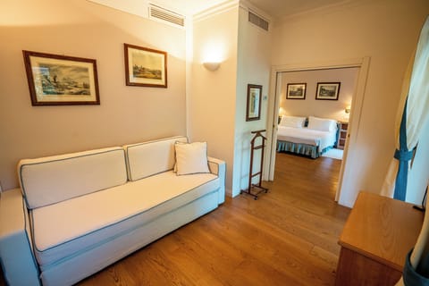 Junior Suite (Parkside) | Premium bedding, minibar, in-room safe, individually decorated