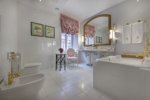 Suite Junior (with SPA access) | Bathroom | Separate tub and shower, rainfall showerhead, designer toiletries