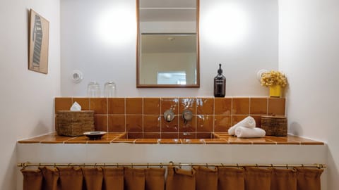 Deluxe Room | Bathroom | Shower, free toiletries, hair dryer, bathrobes