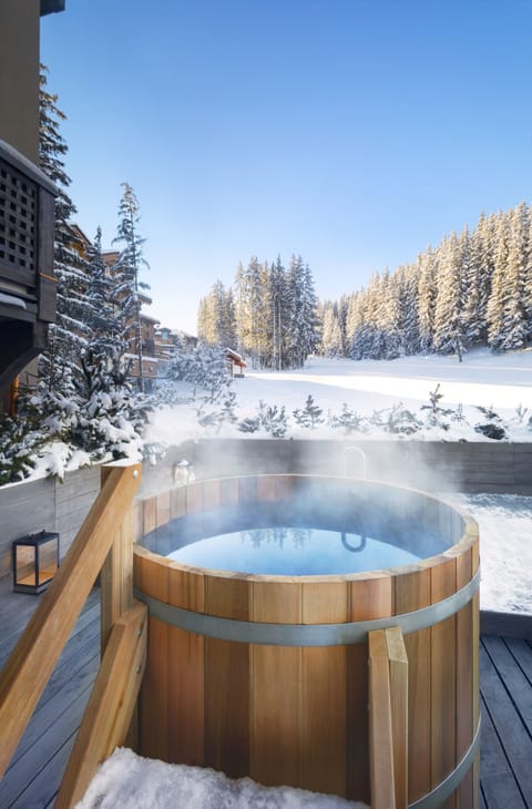 Room (Chambre Ski Piste with Hot Tub) | Minibar, in-room safe, individually decorated, individually furnished