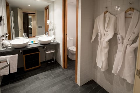 Premium Double Room | Bathroom | Combined shower/tub, free toiletries, hair dryer, towels