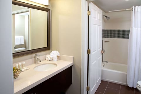 Combined shower/tub, hair dryer, towels