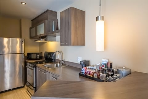 Executive Apartment, 1 Bedroom, Kitchenette | Private kitchen | Coffee/tea maker