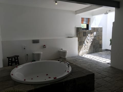 Extra Large Suite | Bathroom | Separate tub and shower, rainfall showerhead, free toiletries