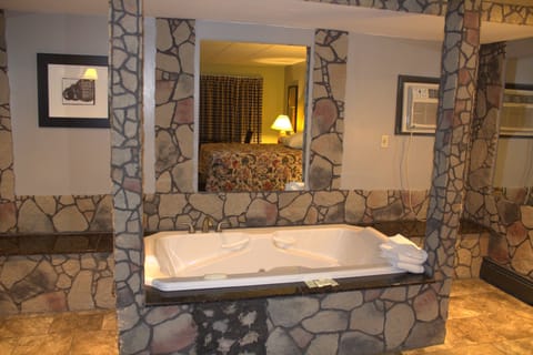 Jacuzzi Suite | Indoor spa tub