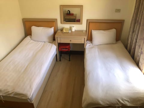 Standard Twin Room | Desk, blackout drapes, free WiFi, bed sheets