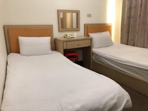 Standard Twin Room | Desk, blackout drapes, free WiFi, bed sheets