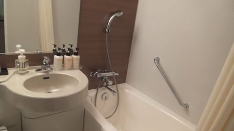 Combined shower/tub, hair dryer, slippers, bidet