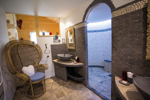 Chalet (Cupidon) | Bathroom | Free toiletries, towels