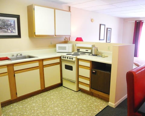 Small Suite | Private kitchen | Fridge, microwave