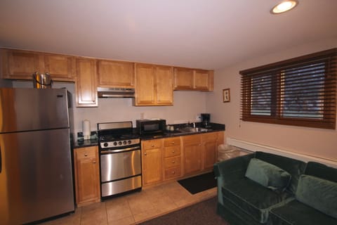 Queen Studio | Private kitchen | Fridge, microwave, coffee/tea maker, cookware/dishes/utensils