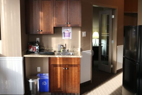 Executive Suite | Private kitchenette | Microwave, coffee/tea maker, toaster