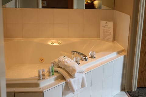 Suite, 1 Queen Bed, Jetted Tub | Jetted tub