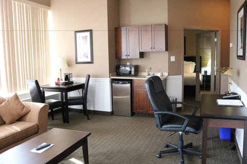 Executive Suite | Private kitchenette | Microwave, coffee/tea maker, toaster